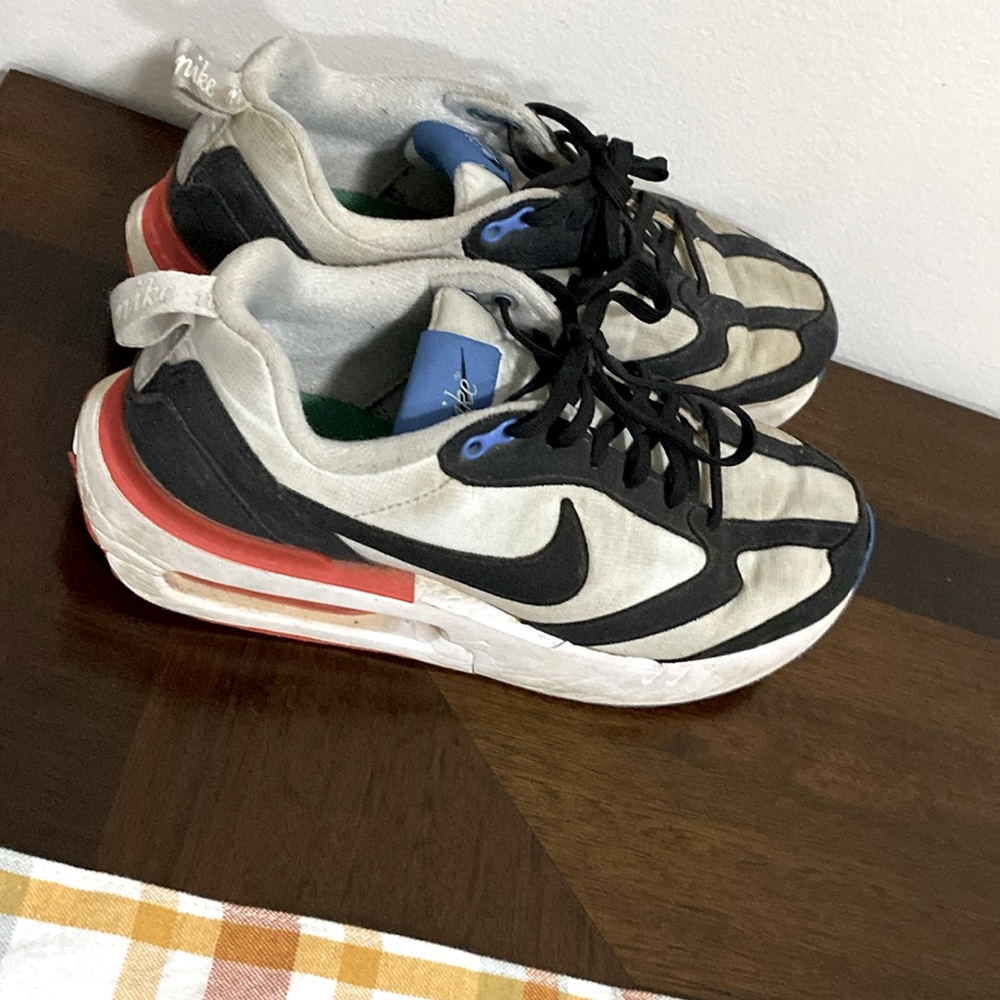 Boys 5.5 Nikes - Picture 1 of 1
